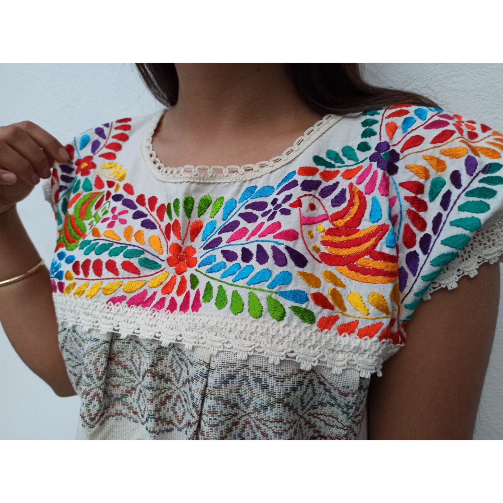 blusa con bordado mulicolor de paloma