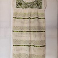 Huipil/Bata con bordado mulicolor de paloma