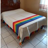 colcha mexicana artesanal modelo pride rainbow. cubrecama multicolor de Oaxaca Mexico