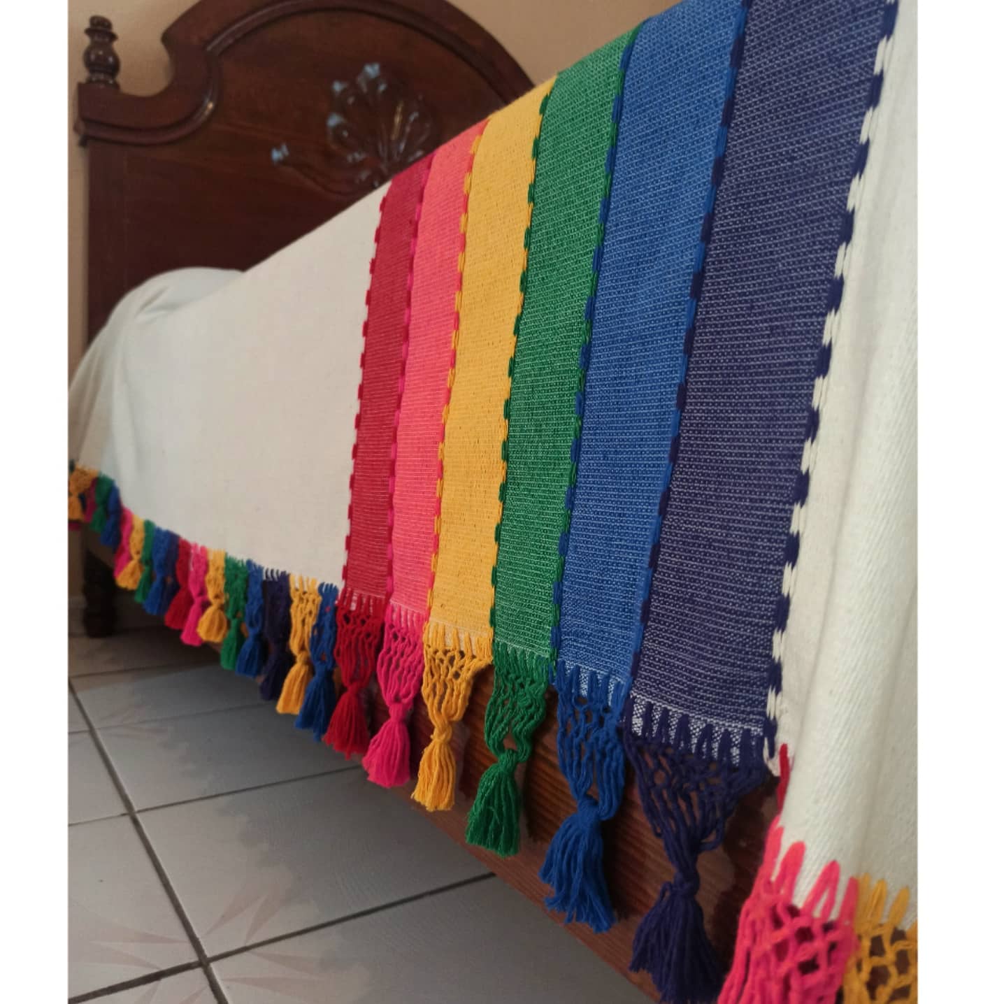colcha mexicana artesanal modelo pride rainbow. cubrecama multicolot de Oaxaca Mexico