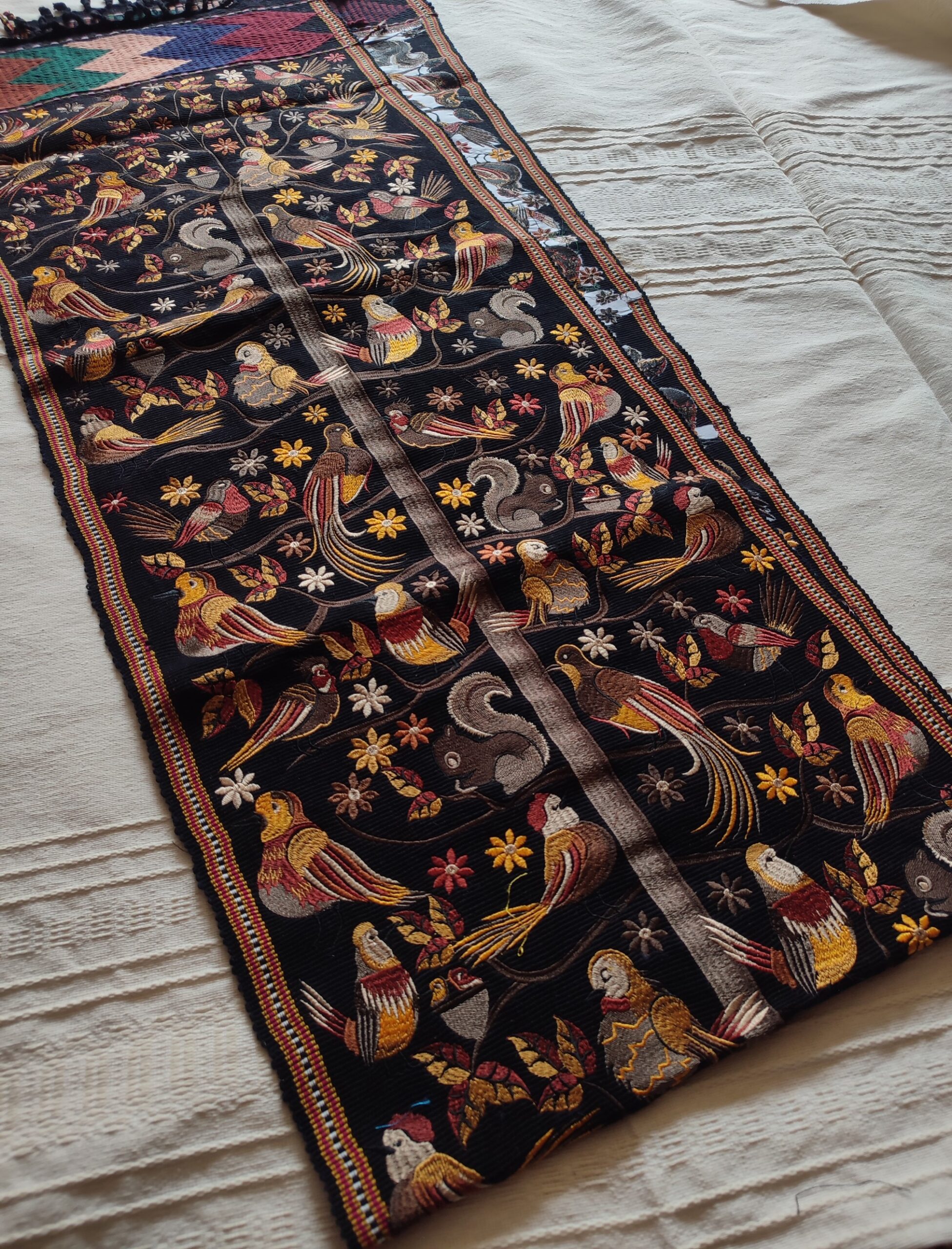 camino de mesa pie de cama bordado estilo mexicano
