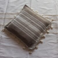 Funda de cojin artesanal de Oaxaca con pompones alrededor