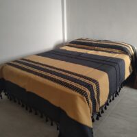 Colcha de Telar Oaxaca. Mexico. Cubrecama Artesanal Oaxaqueña, Color Negro con Amarillo. Colcha de Algodón.