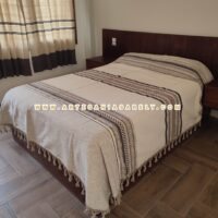 Colcha elegante ideal para hoteles y cabañas. Tonos color café con diversos diseños.