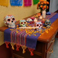 Este camino de mesa es una pieza artesanal única, inspirada en la vibrante tradición del Día de Muertos. Confeccionado con algodón de alta calidad en telar de pedal, cada camino de mesa presenta un diseño auténtico y lleno de color que evoca la festividad y el recuerdo. Su diseño, con motivos alusivos al Día de Muertos, añade un toque cultural y festivo a tu hogar. Disponible en varias medidas para adaptarse perfectamente a tu mesa y al número de comensales: 1.50m: Ideal para mesas de 4 personas. 2m: Perfecto para mesas de 6 personas. 2.50m: Adecuado para mesas de 8 personas. 3m: Pensado para mesas de 10 personas. Este camino de mesa no solo es un accesorio decorativo, sino también una celebración de la artesanía mexicana y una forma hermosa de honrar las tradiciones.