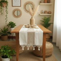Este camino de mesa es una pieza versátil y elegante, ideal para quienes buscan una decoración con un toque natural y artesanal. Está tejido en telar de pedal con una mezcla de algodón y yute, creando una textura rica y un diseño bicolor que combina lo rústico con lo sofisticado. La combinación del blanco crudo con el tono natural del yute aporta calidez y luminosidad a cualquier espacio. Versatilidad y Estilo Este camino de mesa es perfecto para una amplia variedad de ocasiones y estilos de decoración, ya que su diseño neutral se adapta sin esfuerzo. Estilos de Decoración: Boho (Bohemio): Combínalo con maceteros colgantes, cojines de piso, y espejos de mimbre. Los flecos de macramé y las texturas naturales complementan perfectamente este estilo relajado y artístico. Minimalista o Escandinavo: Su paleta de colores neutros y su diseño simple lo hacen ideal para espacios que priorizan la funcionalidad y la sencillez. Añade velas blancas y vajilla de cerámica para un look limpio y acogedor. Rústico o de Granja Moderna: La textura del yute y el tejido artesanal aportan un toque campestre sin ser excesivo. Combínalo con una mesa de madera maciza y elementos decorativos de barro o piedra. Ocasiones de Uso: Uso diario: Eleva la mesa de tu comedor o cocina sin ser demasiado formal. Es un accesorio fácil para darle un toque especial a tus comidas cotidianas. Reuniones familiares o con amigos: Perfecto para cenas informales, brunches o comidas al aire libre. Crea un ambiente acogedor y relajado. Eventos especiales: Aunque su estilo es casual, puede usarse en celebraciones como cumpleaños, baby showers o incluso bodas con temática rústica o al aire libre. Este camino de mesa no solo decora, sino que también crea una atmósfera de calma y conexión con la naturaleza, haciendo de tu hogar un lugar más acogedor.