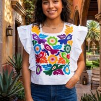 blusa de manta con olán bordado floral y ajuste regulable