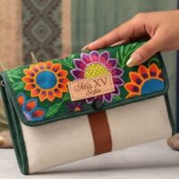 Bolsa de mano artesanal personalizada, ideal como recuerdo original por mayoreo para bodas, XV años y eventos especiales.