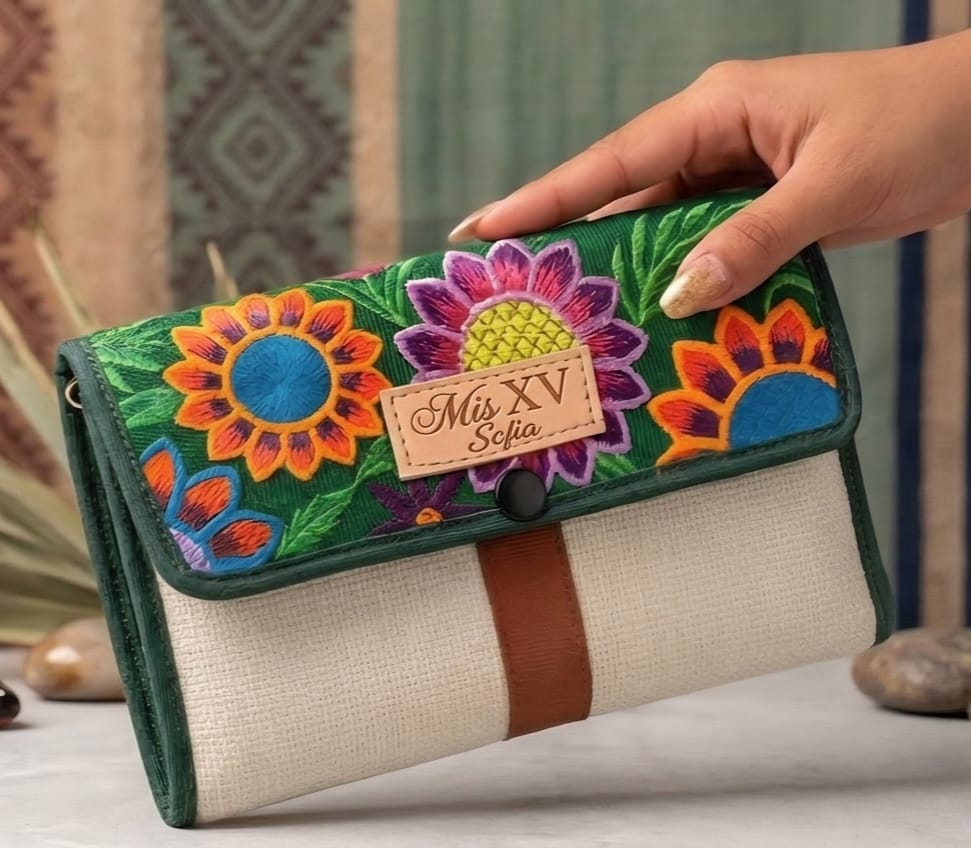 Bolsa de mano artesanal personalizada, ideal como recuerdo original por mayoreo para bodas, XV años y eventos especiales. Bolsa de mano artesanal personalizada, ideal como recuerdo original por mayoreo para bodas, XV años y eventos especiales.