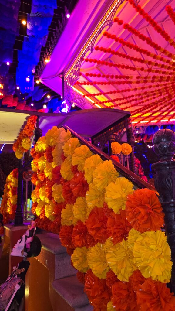 Día de Muertos en Mitla, Oaxaca: Viaje al Corazón de "La Ciudad de los Muertos" El Día de Muertos en México es una fiesta de color, pero hay un lugar en Oaxaca donde esta celebración roza lo sagrado, lo místico y lo ancestral. Hablamos de San Pablo Villa de Mitla, un Pueblo Mágico cuyo nombre en zapoteco, Lyobaa, significa "Lugar de Descanso" o "Ciudad de los Muertos". Si estás buscando vivir esta festividad lejos del turismo masivo y conectar con la verdadera raíz prehispánica y colonial, este es el destino. ¡Sigue leyendo y descubre por qué nuestro próximo tour cultural te cambiará la forma de ver la vida y la muerte!