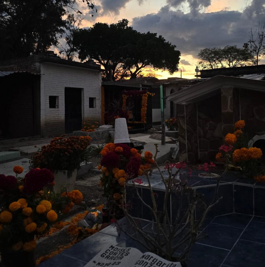 Día de Muertos en Mitla, Oaxaca: Viaje al Corazón de "La Ciudad de los Muertos" Recorrido de Día por el Panteón Municipal Acompañaremos la solemne y colorida tradición local visitando el panteón bajo la luz del sol, el momento en que las familias se reúnen para limpiar, coronar y llenar de vida las tumbas de sus fieles difuntos. Caminar entre los sepulcros adornados con flores de cempasúchil en el día te permitirá admirar la belleza de los detalles y comprender el profundo respeto con el que aquí se abraza la memoria de los que ya partieron.