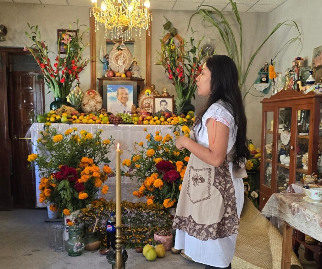 Día de Muertos en Mitla, Oaxaca: Viaje al Corazón de "La Ciudad de los Muertos" Ruta de Altares Monumentales A diferencia de otros lugares, los altares en Mitla son verdaderas obras de arte techadas que llenan habitaciones enteras. Las familias abren sus puertas con una hospitalidad entrañable. Aprenderemos el significado de cada ofrenda, sus frutas, sus velas y la importancia de los patrones de las grecas heredados de sus ancestros.