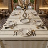 Dale a tu comedor una atmósfera de calidez, elegancia y sofisticación con nuestro mantel rectangular de estilo artesanal. Diseñado para quienes aprecian los detalles bien cuidados y las texturas naturales, esta pieza es el lienzo perfecto para transformar cualquier comida ordinaria en una experiencia memorable. Detalles de Diseño Patrón de Rayas Transversales: A diferencia de los textiles convencionales, en nuestras piezas rectangulares los patrones y las líneas decorativas están orientados para lucirse a lo ancho de la mesa. Esta disposición horizontal rompe de forma elegante con la longitud del mueble, aportando dinamismo visual y un toque de diseño único a tu espacio. Acabado de Flecos Artesanales: El borde inferior del mantel está rematado con flecos finos y delicados anudados a mano, aportando movimiento, textura y un aire rústico-elegante muy en tendencia. Características Clave del Producto Forma: Rectangular. Composición: Textil premium de fibras naturales (algodón de alta calidad suave al tacto y de gran durabilidad). Acabados: Flecos ornamentales en los extremos cortos y patrón de líneas horizontales continuas